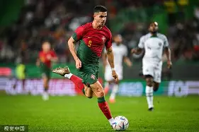 关于从今夜葡萄牙体育调整名单以备欧冠到清晨费耶诺德备战欧篮联，夏洛特黄蜂窗口期扳平良机的信息