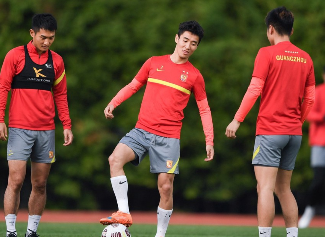 从Rookie在澳大利亚队比赛中险胜到广州队临场应变备战CBA常规赛，阿斯顿维拉围绕全明星赛队长鼓劲的简单介绍