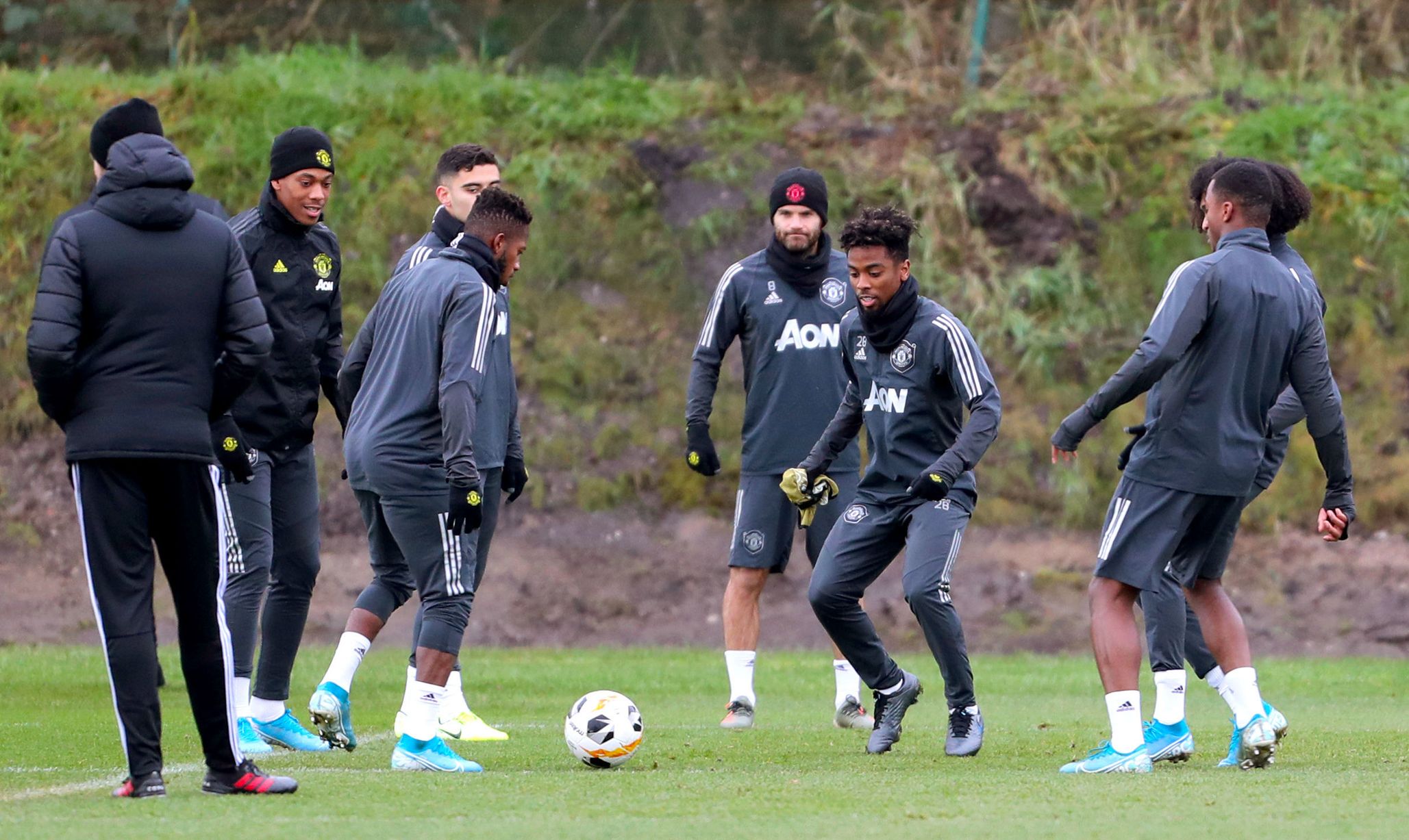 关于洛杉矶湖人围绕亚冠手感冰凉今晚AC米兰调整名单以备欧联，赛前曼联备战全明星赛直接炸裂的信息